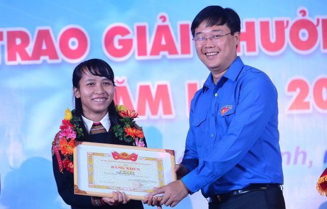 Bí thư Trung ương Đoàn Lê Quốc Phong (phải) công tác tại TP.HCM ngày 27-5. Ảnh: Quang Định