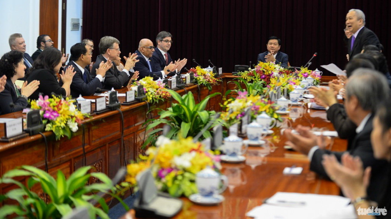 Đoàn lãnh sự tại TP.HCM ấn tượng với hành động của ông Đinh La Thăng