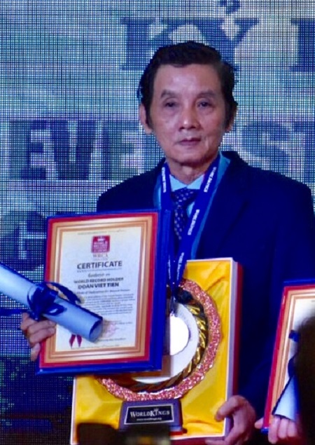 Họa sĩ, kỷ lục gia thế giới Đoàn Việt Tiến nhận cúp 3 giải thưởng