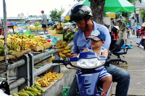 Doc dao cho noi mien Tay tren song Sai Gon