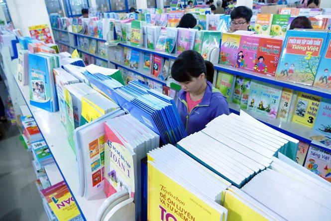 Sách giáo khoa hiện đang là sản phẩm độc quyền của NXB Giáo dục VN /// Ảnh: Đào Ngọc Thạch