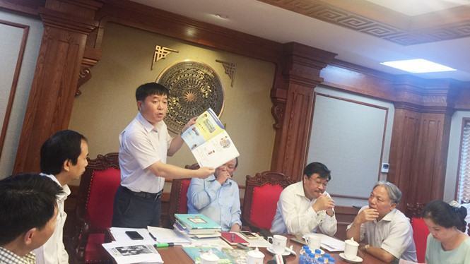 Ông Lê Hoàng Hải, Phó tổng giám đốc Nhà xuất bản Giáo dục VN, mang SGK của các nước tới để dẫn chứng cũng có phần để học sinh điền khuyết, lựa chọn đúng/sai /// Tuệ Nguyễn