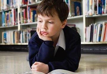 Đọc sách cùng bố mẹ giúp trẻ tăng điểm thi