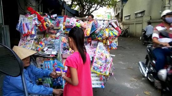 Đồ chơi gây hại sức khỏe trẻ em vẫn bán trước cổng trường