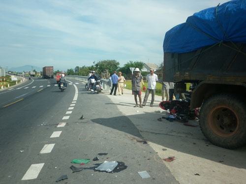 Đối đầu xe ben, 2 vợ chồng nguy kịch