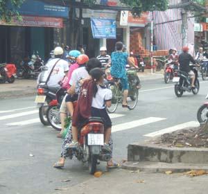 Đội mũ bảo hiểm cho trẻ: Phụ huynh thông luật nhưng chưa nghiêm