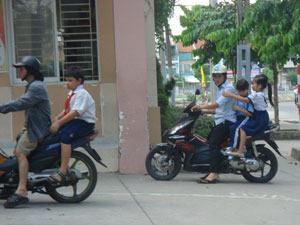 Đội mũ bảo hiểm cho trẻ trên 6 tuổi: Có quá khó?