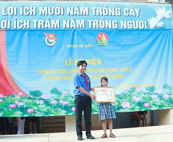 Bình Phước: Tặng Bằng khen cho đội viên nhặt được của rơi trả người đánh mất.
