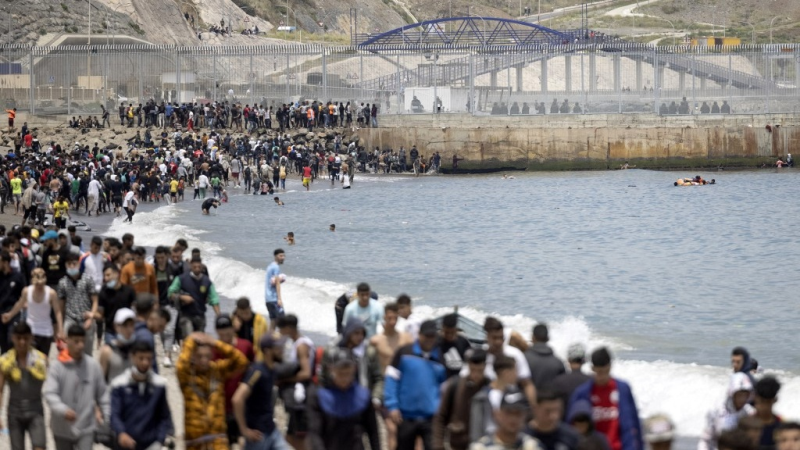 Người di cư giữa Ma Rốc và Ceuta /// AFP