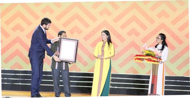 Đại diện Tổ chức UNESCO tại VN trao bằng công nhận công viên địa chất toàn cầu Đắk Nông /// Ảnh: Hoàng Bình