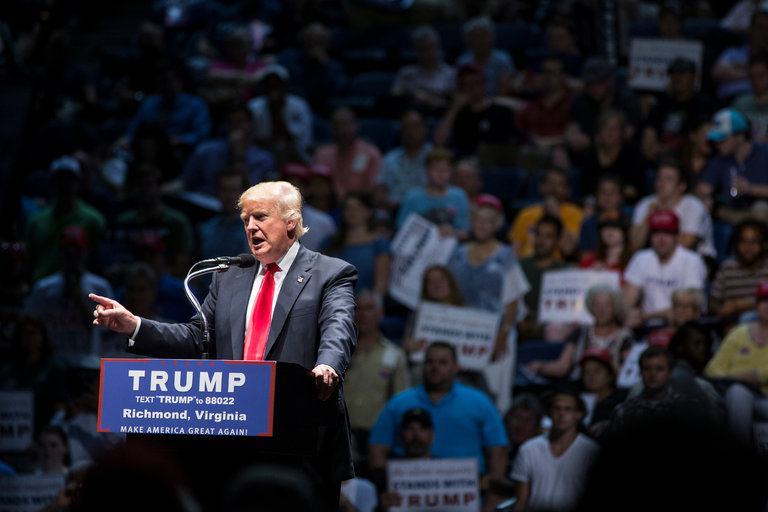 Donald Trump công kích Obama, Clinton sau vụ xả súng