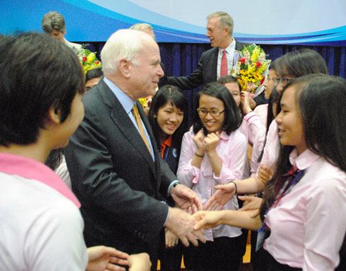 Sinh viên giao lưu với Thượng nghị sĩ John McCain