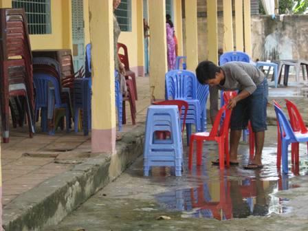 Đồng bằng sông Cửu Long: Đưa học sinh trở lại trường học sau lũ