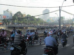 Đóng cầu Lê Văn Sỹ: Ý thức giao thông đặt lên hàng đầu