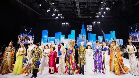 NTK Lê Long Dũng mang áo dài, cải lương tuồng cổ lên sàn diễn thời trang  qua BST Việt Nam rực rỡ gấm hoa