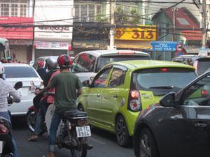 Đóng cửa cầu Lê Văn Sĩ và cầu Kiệu: Không thể tránh khỏi ùn tắc