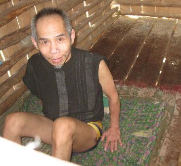 Đóng cũi nhốt cha già giữa rừng thẳm