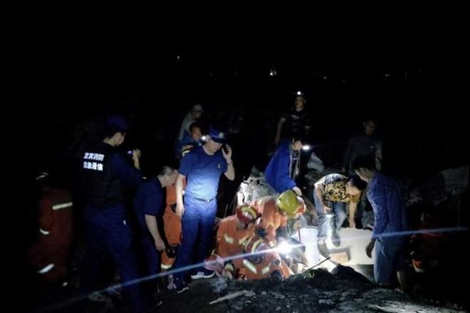 Lực lượng cứu hộ đang tìm kiếm người bị nạn /// Ảnh chụp màn hình China Daily