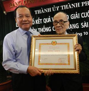 Đóng góp ý kiến cho tác phẩm văn bia đạt giải