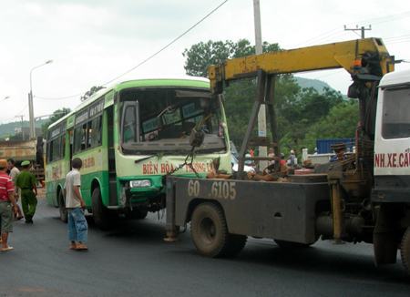 Đồng Nai: Lật xe buýt, 1 người chết, 15 người bị thương