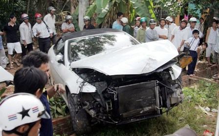 Đồng Nai: Mất lái, BMW mui trần “làm xiếc” trên phố