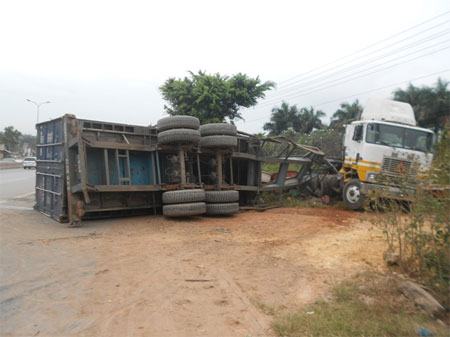 Đồng Nai: Xe container chở gốm sứ lật nhào giữa đường