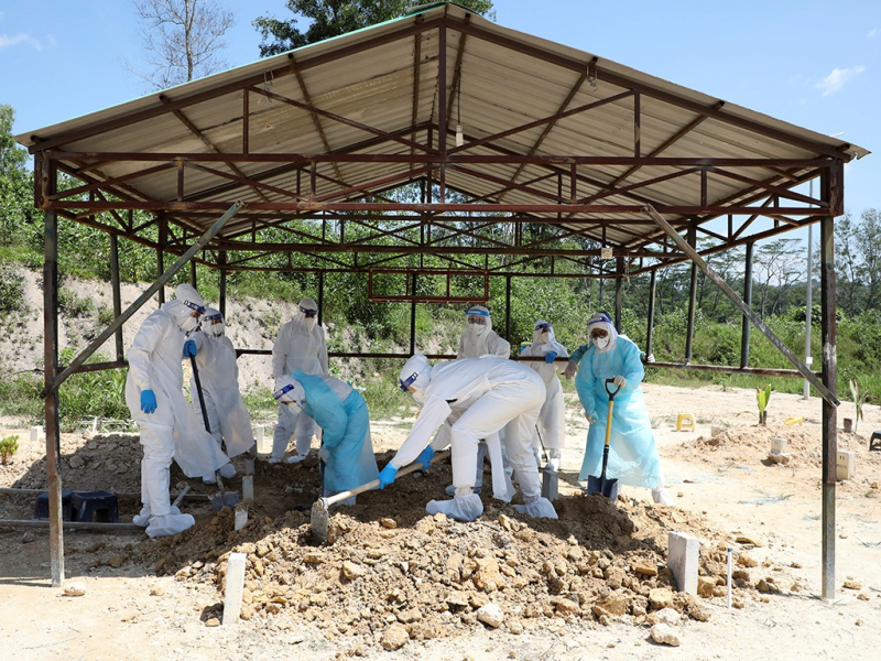 Một nạn nhân Covid-19 được chôn cất tại Gombak, Malaysia	Ảnh: Reuters