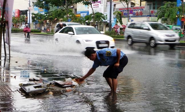Đông Nam Bộ mưa to trái mùa, miền Trung có thể tiếp tục ngập sâu