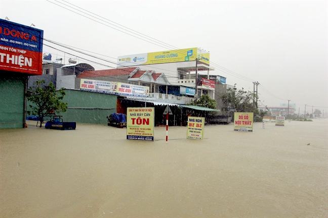 Dong Nam Bo mua to trai mua, mien Trung co the tiep tuc ngap sau