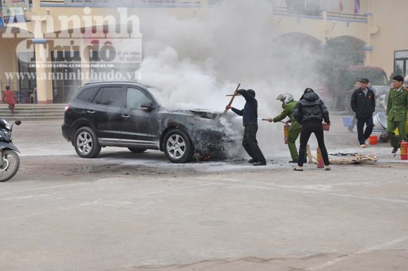 Đống rơm phát hỏa, xe Santafe cháy rụi phần đầu