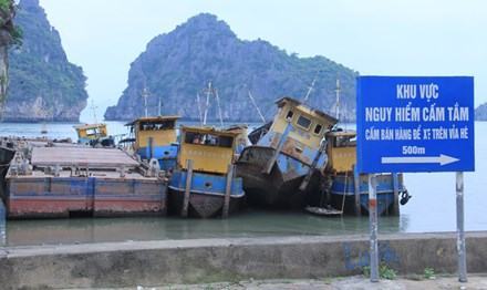 Dàn tàu sắt đang hằng ngày gây ô nhiễm và làm mất mỹ quan vịnh Hạ Long.