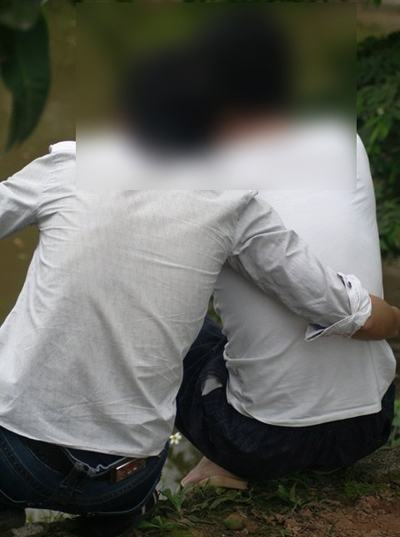 Đồng tính nam bị… tụt quần để “kiểm tra” giới tính