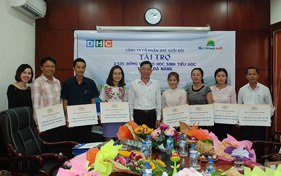 Đà Nẵng: Tặng 2.535 đồng hồ treo tường cho các trường tiểu học