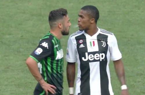 Douglas Costa có thể bị treo giò 10 trận vì nhổ vào đối thủ