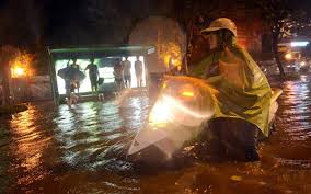 Mưa lớn, nhiều tuyến phố Hà Nội bị ngập