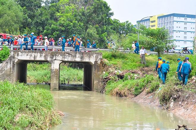 Bé trai bị nước mưa cuốn xuống cống ở Bình Dương: Tìm thấy thi thể tại TP.HCM