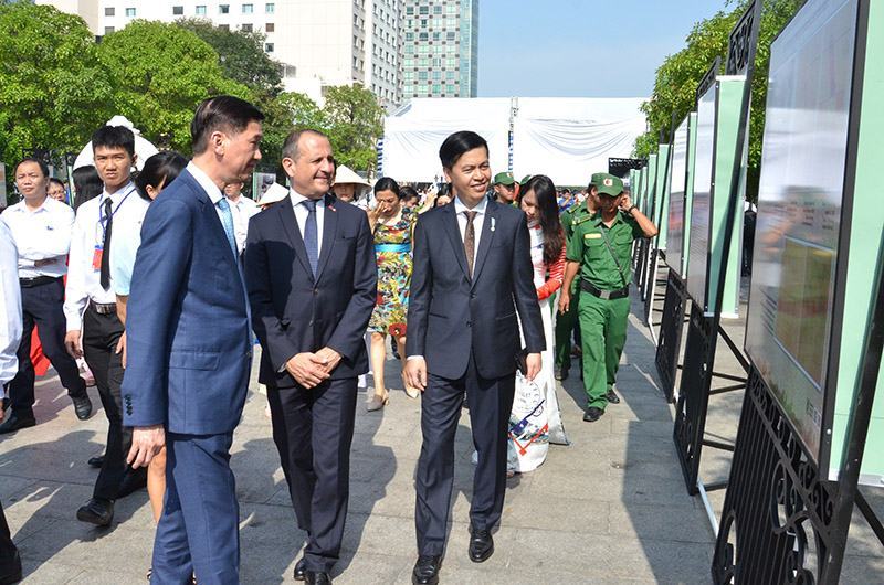 Thủ tướng Pháp tìm hiểu dấu ấn kiến trúc Pháp tại TP.HCM