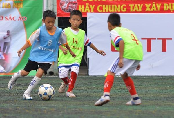 Tiếp tục bồi dưỡng tình yêu bóng đá cho học sinh