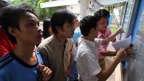 Đủ cách giữ chân thí sinh