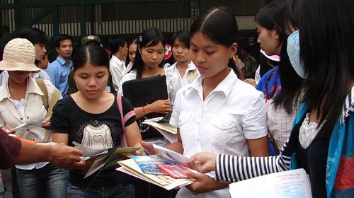 Đủ chiêu “câu” thí sinh