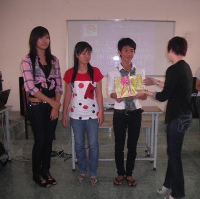 Du học sinh Campuchia Cao Đẳng Viễn Đông kỷ niệm ngày 07/01