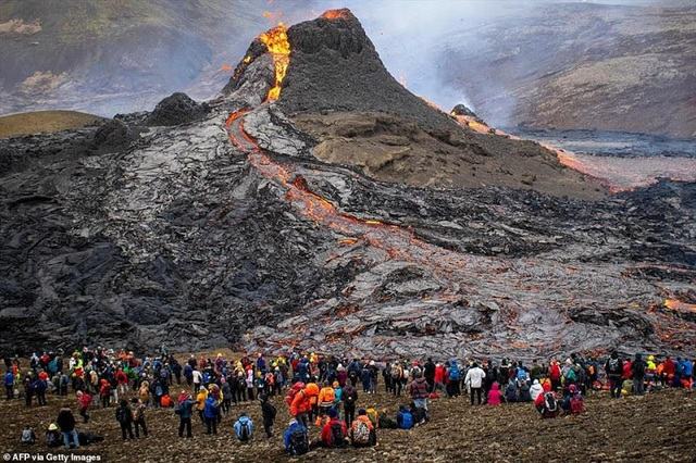 Du khách nướng gà, xúc xích trên dung nham núi lửa “6000 năm mới có”