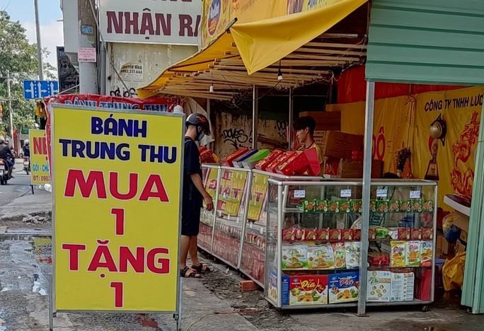 Đủ kiểu “xả hàng” bánh trung thu - Ảnh 1.