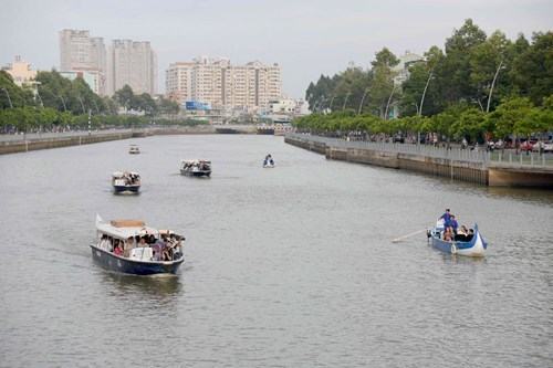 Du lịch đường thủy trên kênh Nhiêu Lộc - Thị Nghè /// Ảnh: Diệp Đức Minh