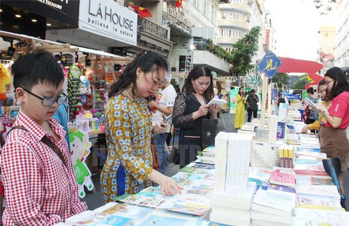 Du Xuân, cùng vào thế giới sách