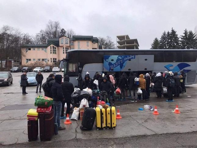 Đưa gần 1.000 người Việt ở Ukraine về nước ảnh 1