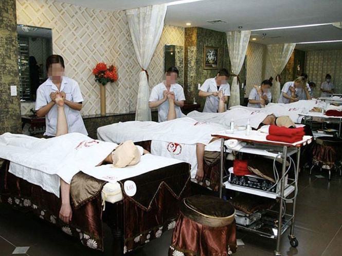 Sinh viên thực hành massage trị liệu tại Trường CĐ Kỹ nghệ 2 /// M.T