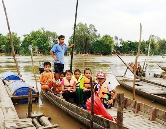 Đưa rước học sinh vùng lũ ĐBSCL đến trường đảm bảo an toàn