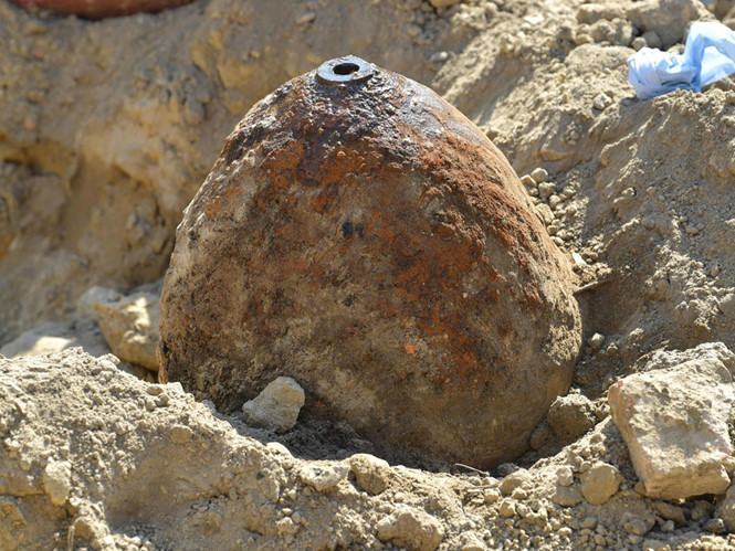 Quả bom gỉ sét vừa được đưa khỏi lòng đất  /// AFP