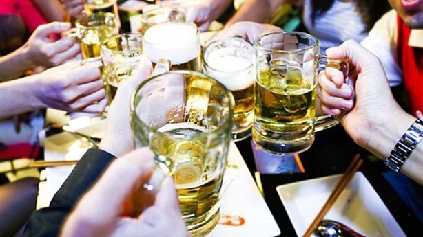 Hạn chế diễn viên uống rượu bia trong phim